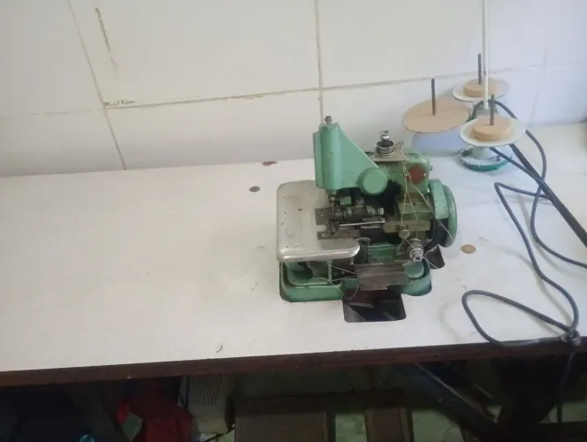 Máquina de costura overloque semi industrial