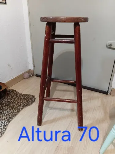 Vendo um banco alto de madeira 