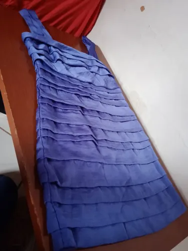 Lindo vestido todo drapeado para festa. na cor azul .