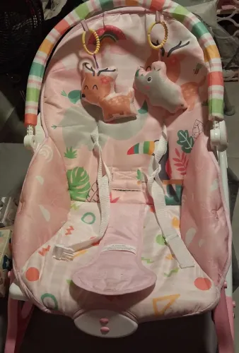 Cadeirinha de descanso para bebê menina
