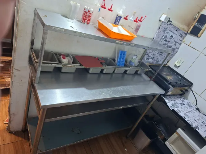 Mesa de montagem de lanches.