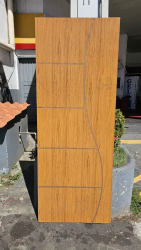 OPORTUNIDADE IMPERDÍVEL!! PORTA FRISADA ENCERADA E COM FURO DA FECHADURA