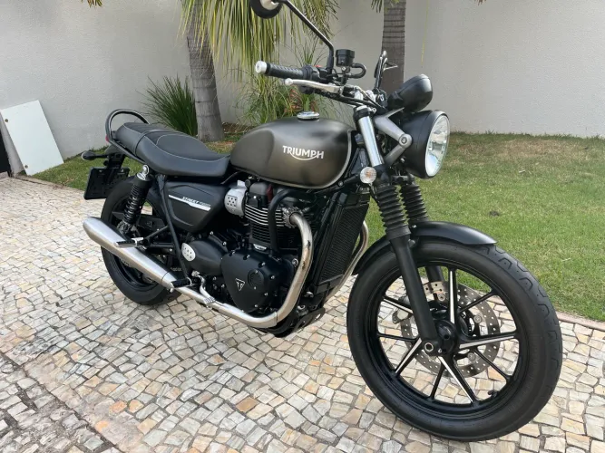 TRIUMPH STREET TWIN 
