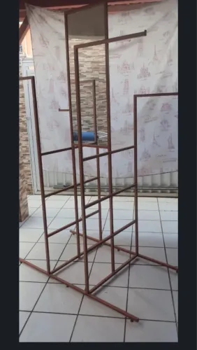 ARARA DE CHÃO PARA LOJA EM METALON