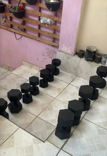 Par de halteres concretados e revestidos de massa acrílica + pegada de ferro ancorado