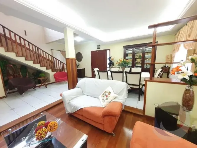 Casa de 250m² com quartos sendo 1 suíte no Carianos