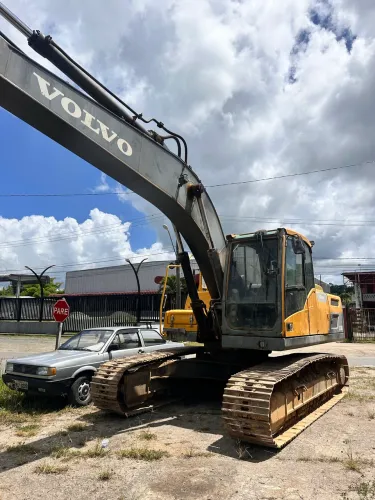 Escavadeira volvo EC220