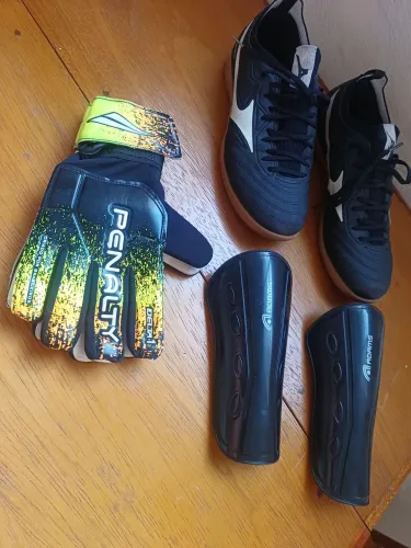 Chuteira futsal mizuno + luvas + caneleiras