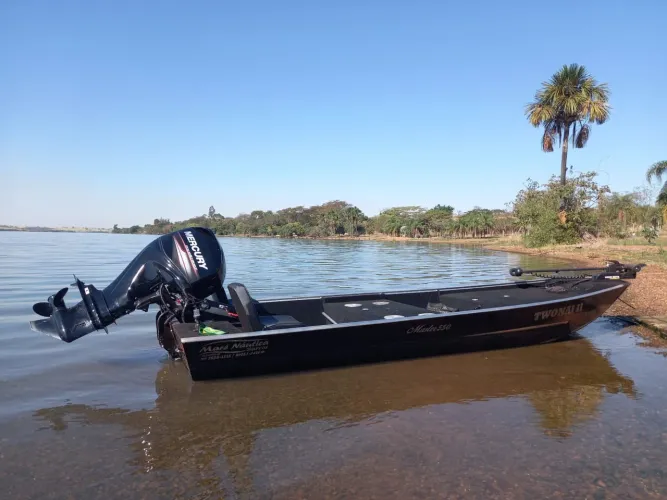 Barco master 5.5, motor mercury 60hp com trim no manche