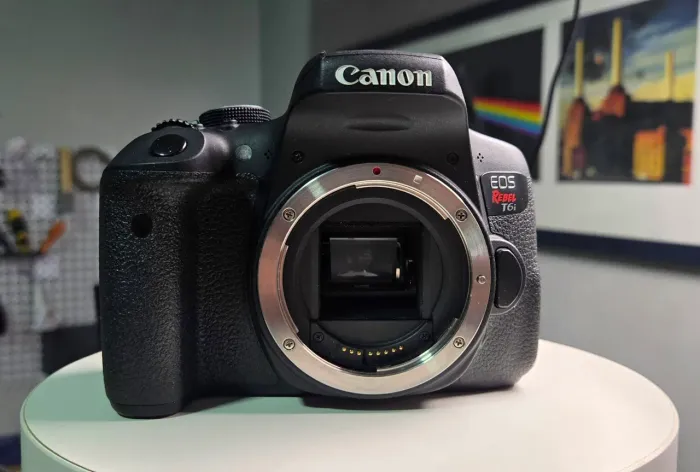 Canon T6i + 18-55mm | DSLR | R$ 2.200 | AF da lente com defeito