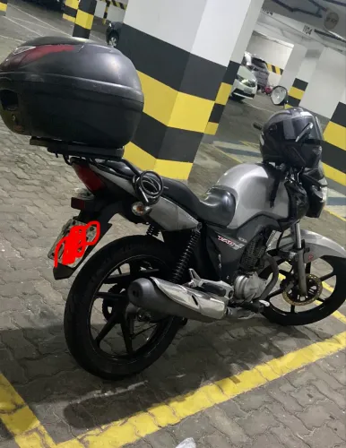Baú para moto 35L marca GIVI com suporte 