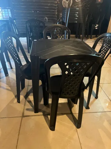Mesas com cadeiras (2 meses de uso) 150,00