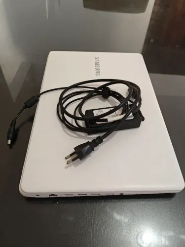 Notebook Samsung Essentials E34 Branco (NP300E5K) Core i3 | 4GB | HD 1TB | Único Dono