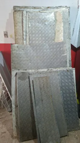 Chapa de alumínio xadrez 2mm, antiderrapante. Valor: 20,00 reais o kg. 