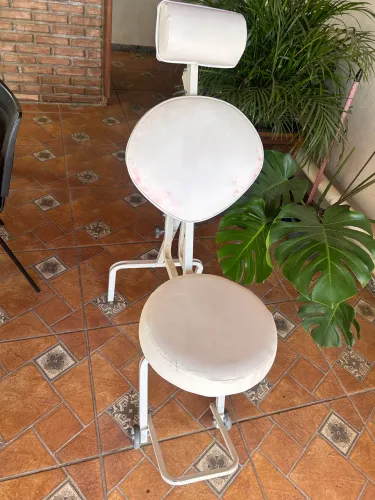 Cadeira inclinável - make e sobrancelhas