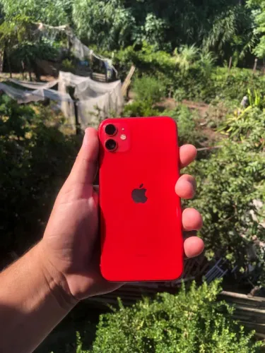 iPhone 11 128 GB com detalhe na tela