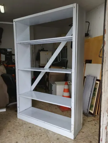 Estante de aço reforçada em bom estado.