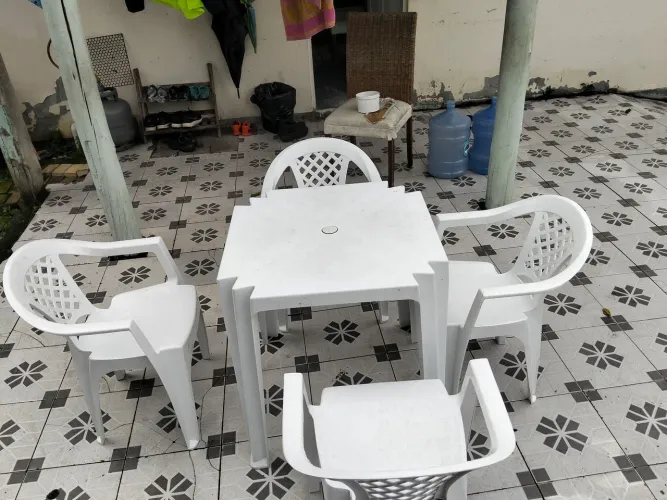 Mesa de plástico com 4 cadeiras novas