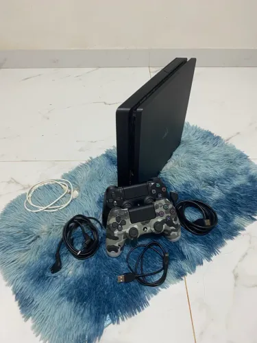 Vendo PS4 Slim 800 GB + 2 controles