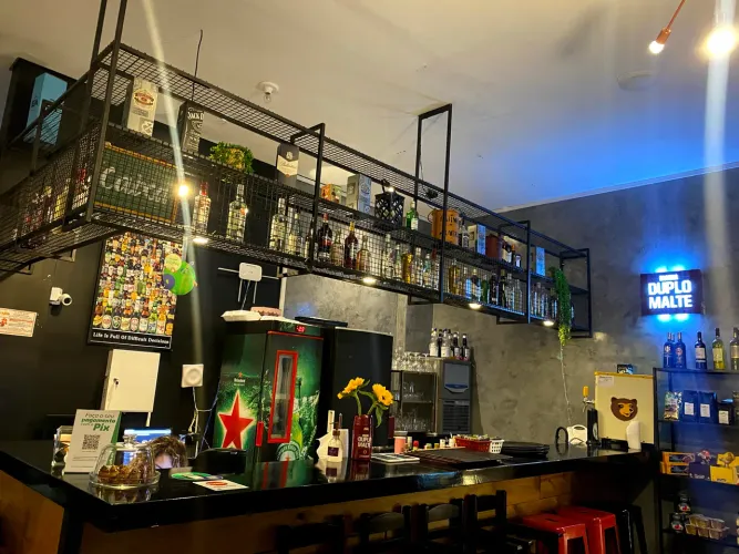 Bar Industrial Suspenso e Balcão de Madeira