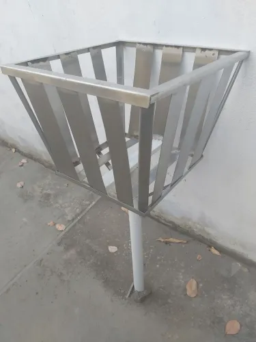 Lixeira inox e montante galvanizado