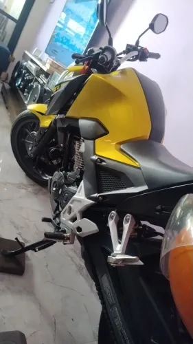 Moto semi nova, baixissima quilometragem