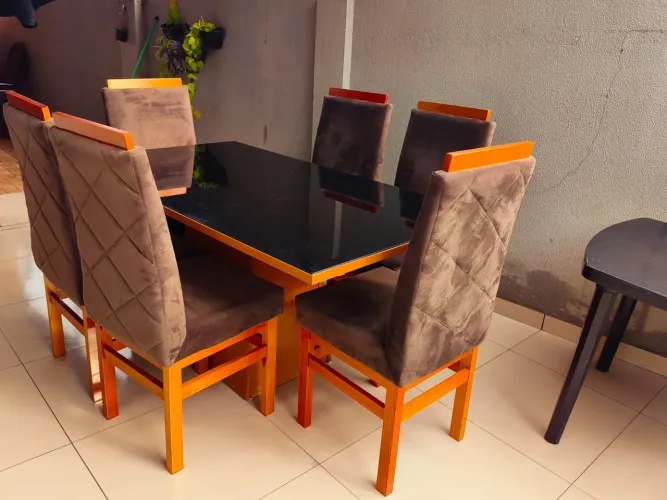 Jogo de mesa com 6 cadeiras 