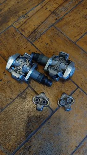 Pedal Shimano SPD M515 c/ taquinhos bons.