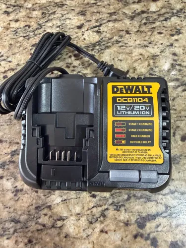 Carregador rápido DeWalt DCB1104 saída 4A