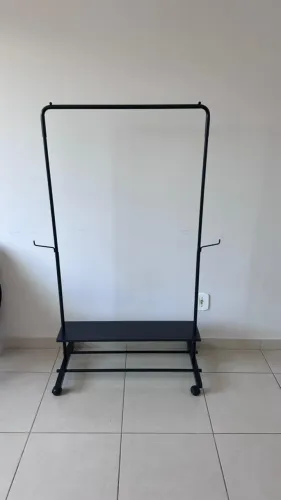 Cabideiro com rodinha
