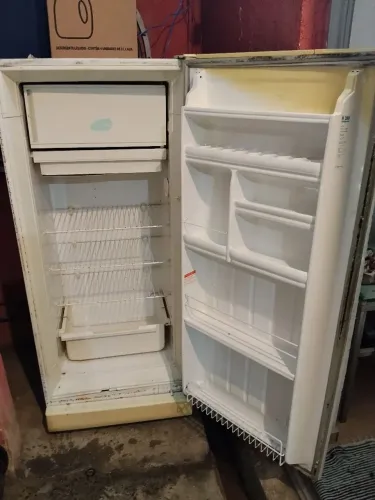 Vendo essa geladeira gelando muito 350reais