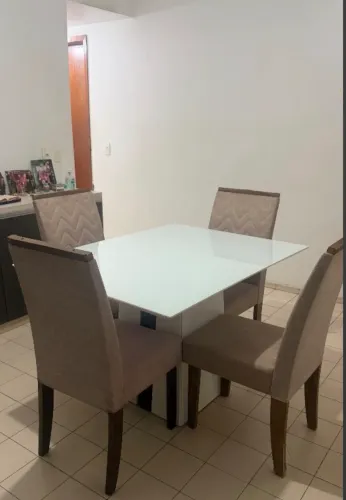 Conjunto Mesa de Jantar 4 Lugares (Tampo de Vidro) + Cadeiras em Suede