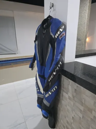 Macacão impecável, peça única motociclismo, TAM 50, muito novo, usado poucas vezes, couro