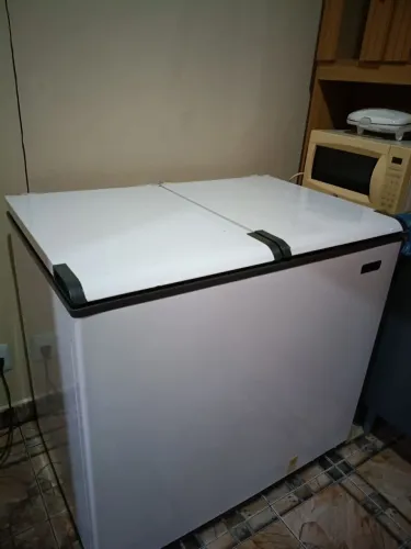 Freezzer esmaltek semi novo