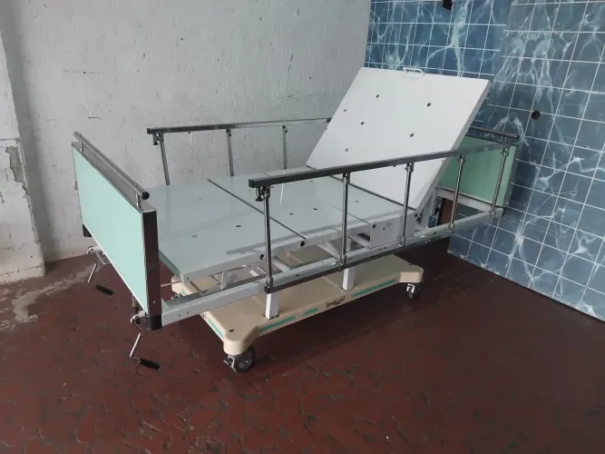 Cama hospitalar articulada ajustável. 