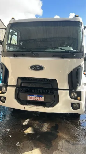 Caminhão caçamba 2428