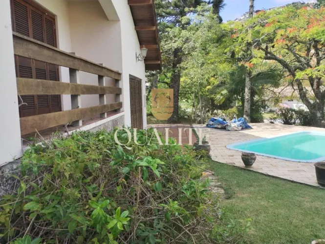 Casa Clássica e Espaçosa em Condomínio Fechado Completo- R$ 2.130.000,00