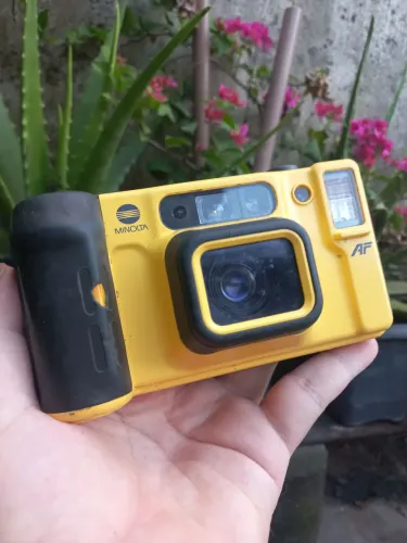 Câmera Analógica Minolta Weathermatic Dual 35 (Amarela)