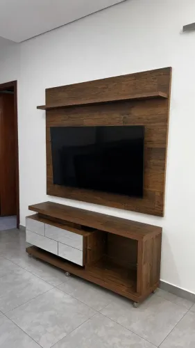 Painel para TV com Rack, Detalhes em Espelho, LED e Rodinhas - Excelente Estado