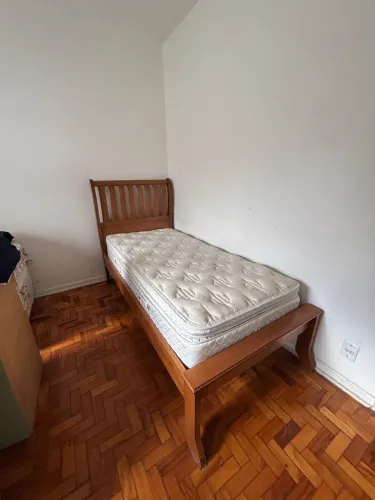 Cama de madeira semi nova solteiro