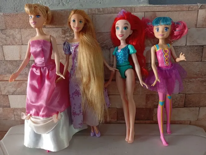Bonecas princesas da Disney com pequenas avaria.