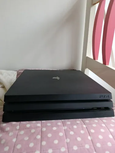 PlayStation 4 Pro com defeito pra retirada de peça.