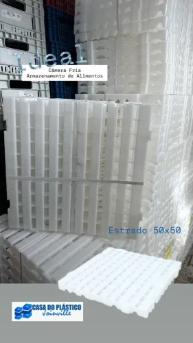 Estrado plástico 50x50 branco natural R$59,90