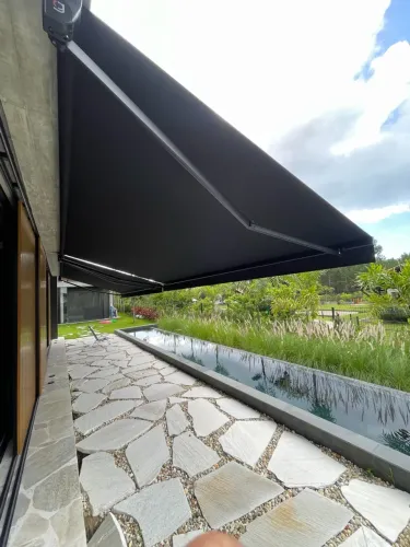 Toldo articulado motorizado
