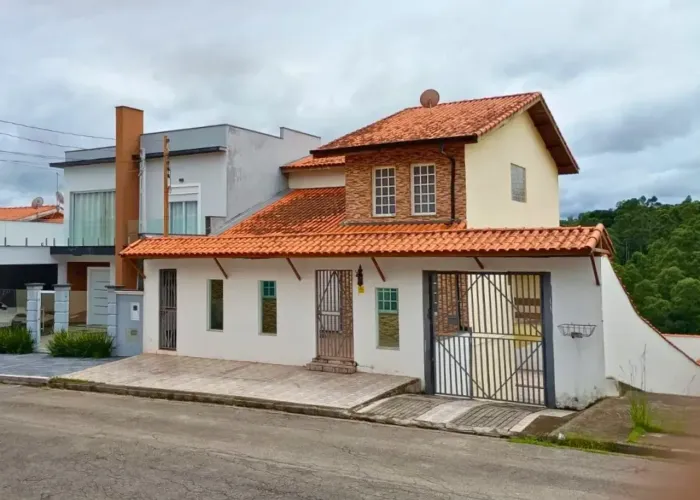 Sobrado em condomínio fechado em Caieiras