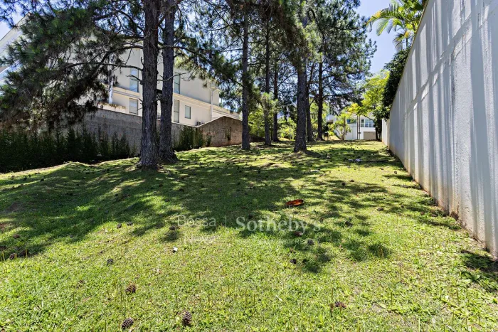 Terreno face norte com vista permanente em condomínio residencial