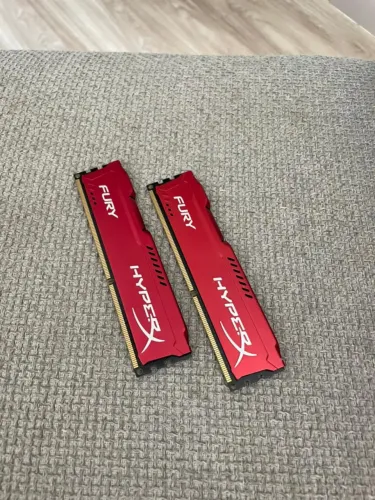 Memória RAM 8GB (2x4GB) DDR3 1600MHz Kingston HyperX Fury Vermelha