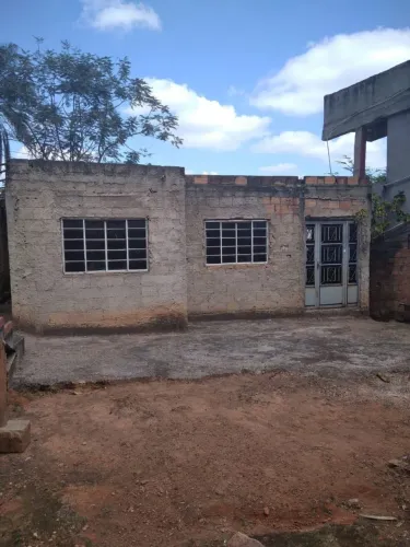 Lote com casa sem acabamento 