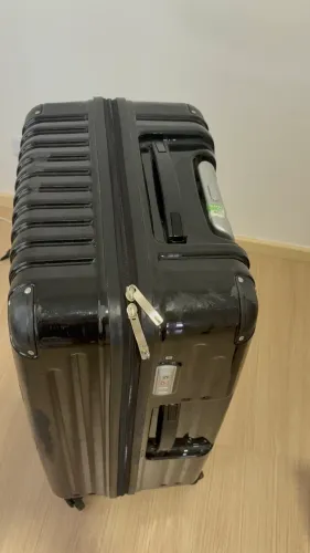 Mala grande em Material ABS, ótimo estado.