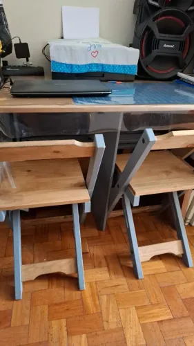 Vendo mesa com 4 cadeiras dobráveis. Ótima estado .